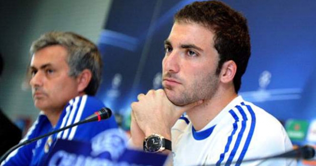 HLV Jose Mourinho lên tiếng về thông tin Chelsea mua Higuain